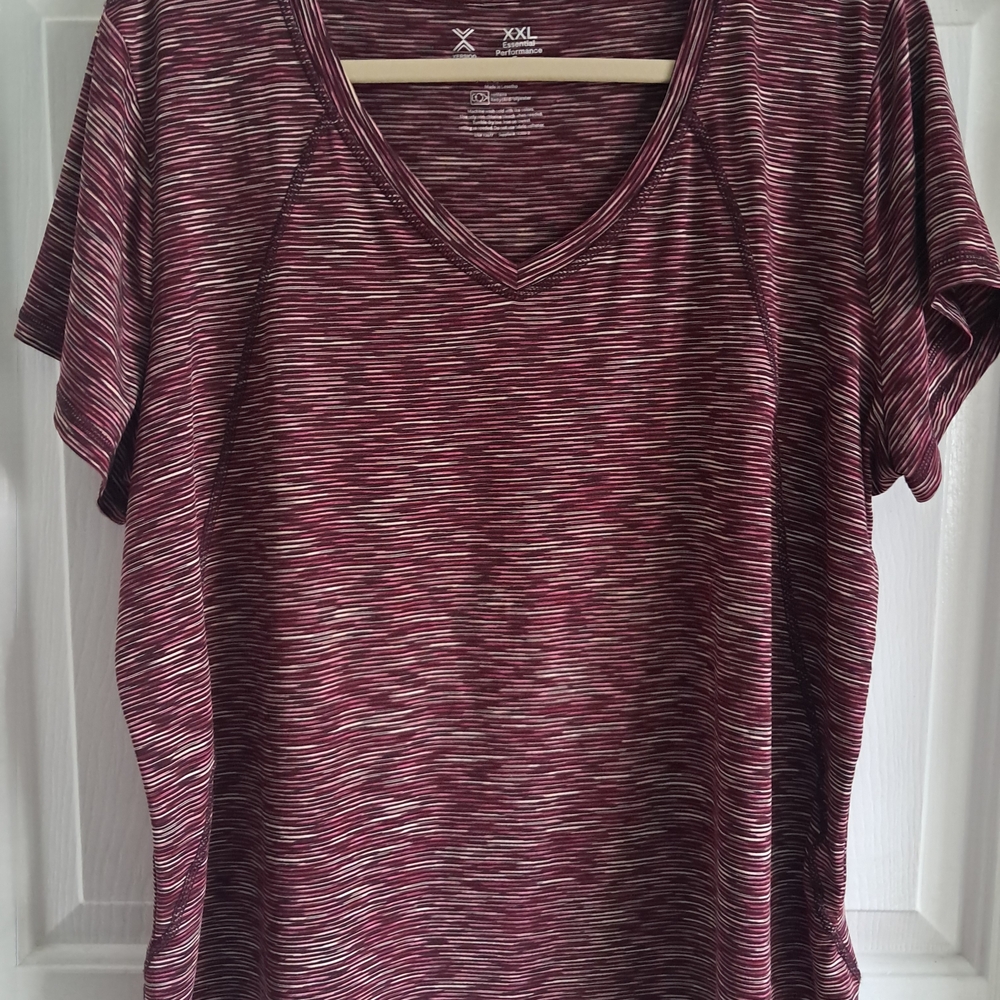 Xersion Short Sleeve Top in Burgundy and White